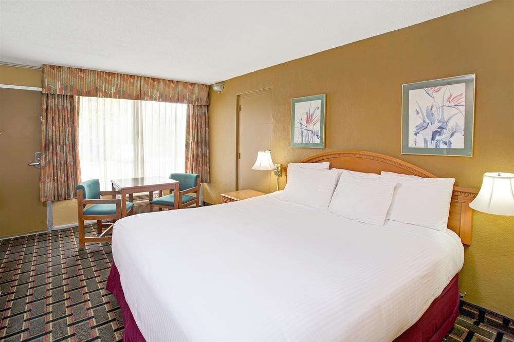 Days Inn & Suites By Wyndham Charleston Airport West North Charleston Ngoại thất bức ảnh